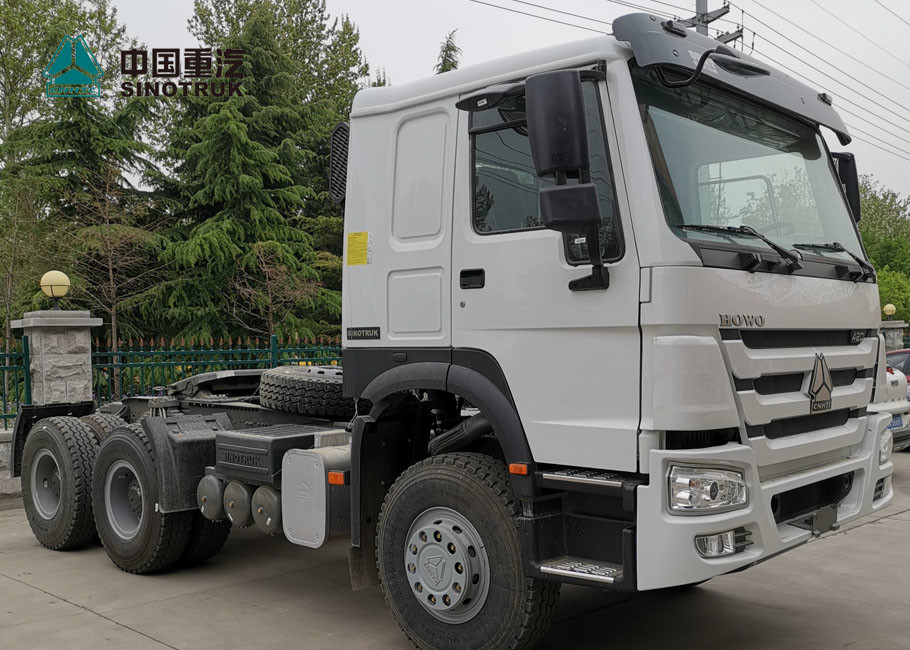 Red SINOTRUK HOWO Tow/Prime Tractor Truck RHD 10 Wheels 371 HP ZZ4257S3241W