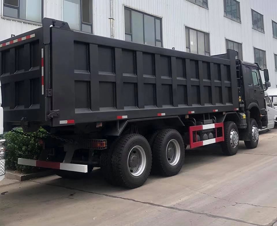 Howo 40 Ton Capacity Tipper Truck with Cargo Tank length ≥8m and WEICHAI Engine