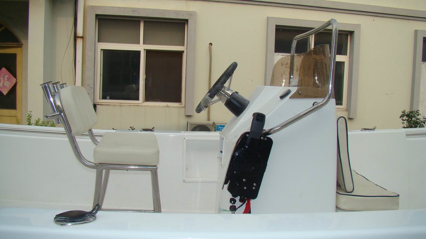White 6.8m Fiberglass Fishing Boats 120L Fuel Tank 3 Rod Holders With Trailer