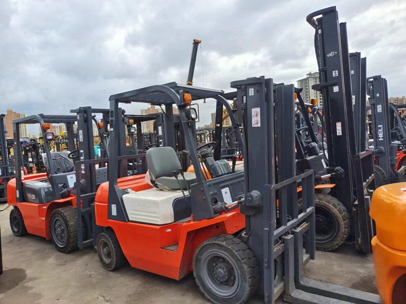 Second Hand 5.5 Tons Four Wheel Diesel Stone Forklift Lifting Height 3000mm
