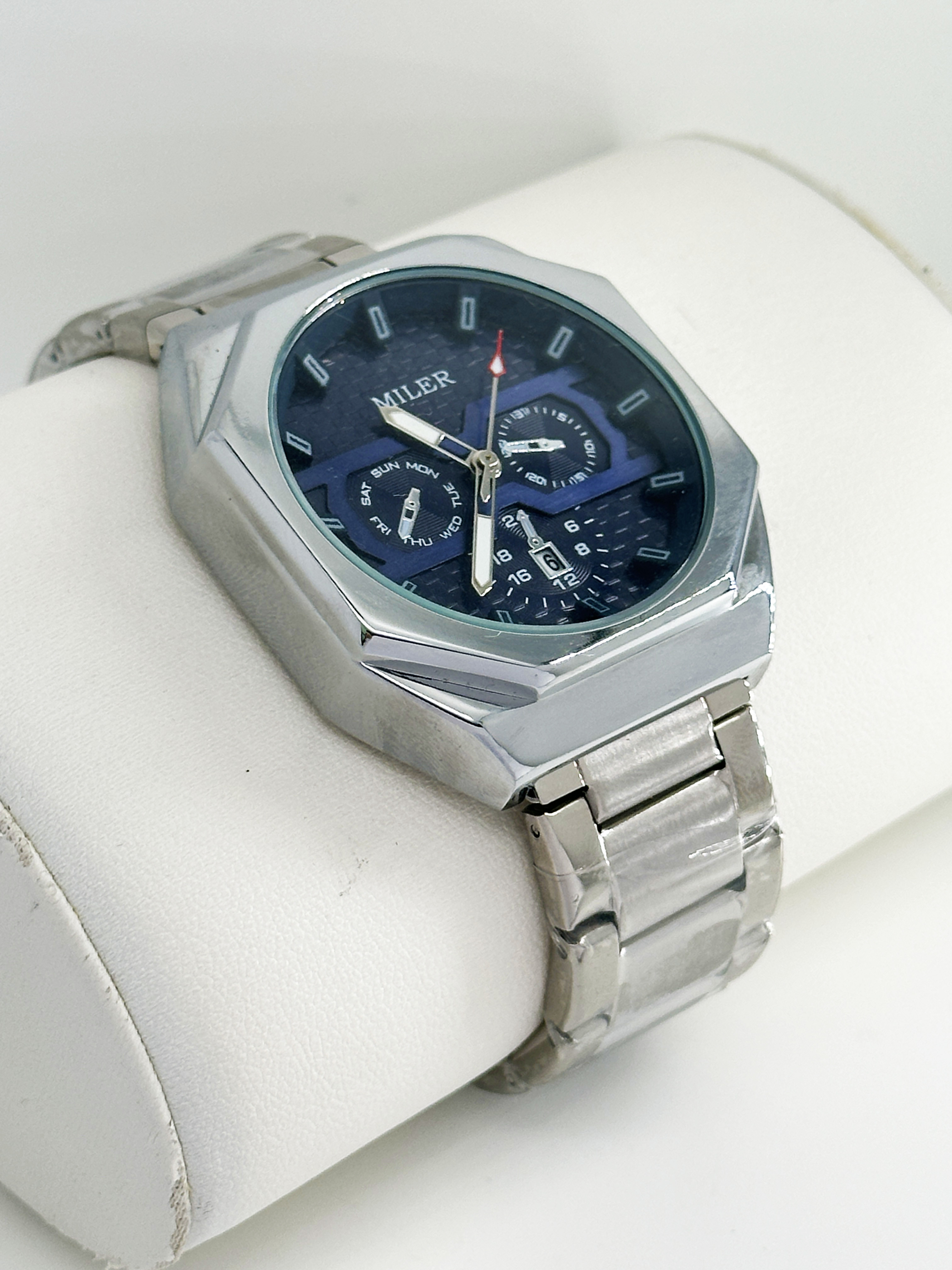 Round Quartz Business Watch With Date Display And 30m Water Resistance