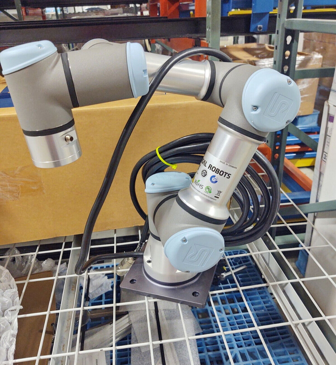 Universal Robots Lightweight Cobot UR3e UR5e Automation Robot Industrial Collaborative Robot Arm with Robotiq Gripper