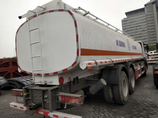 HOWO EURO 2 336 Fuel Tank Truck , Oil Tanker Truck 25CBM 20 Tons Payload 7