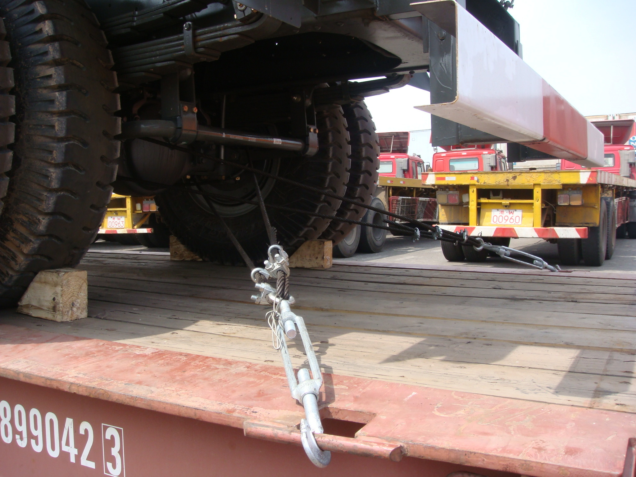 Sinotruk howo heavy duty loading mining dump truck for big rocks in wet mining road