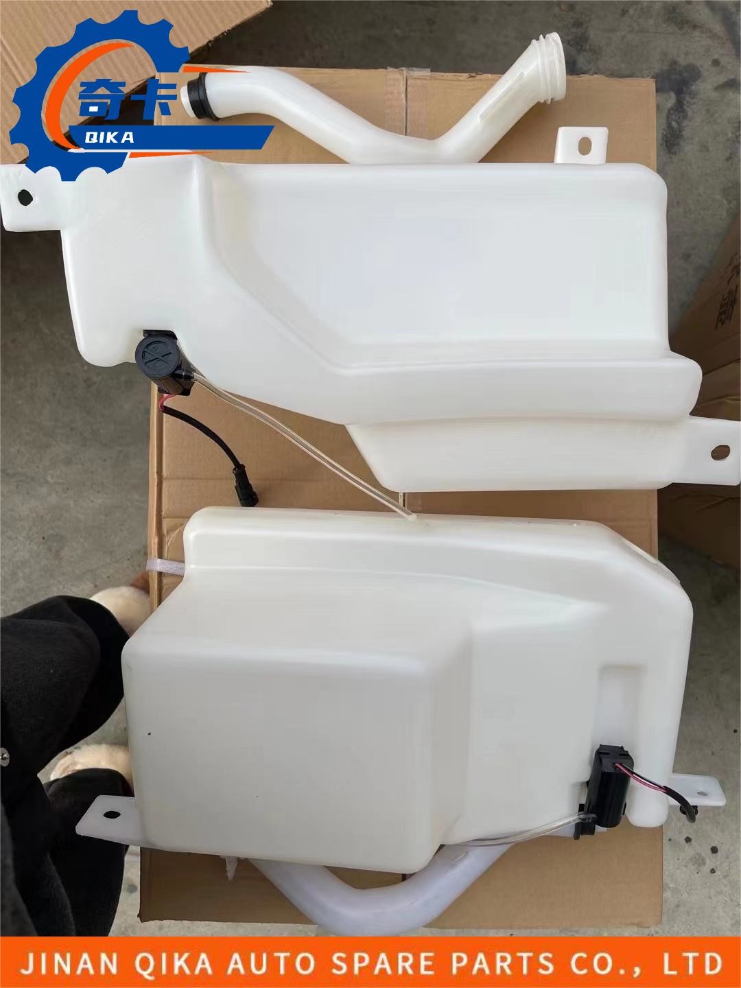 Dz14251740030 Plastic Expansion Tank SHACMAN Truck Plastic Header Tank