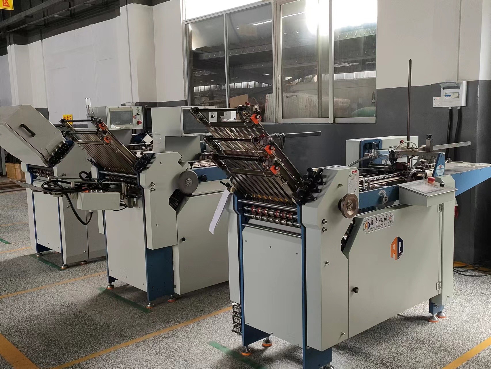 Width 320 Vertical Stacker Machine 220V 250W For Pharmaceutical Outsert Leaflet
