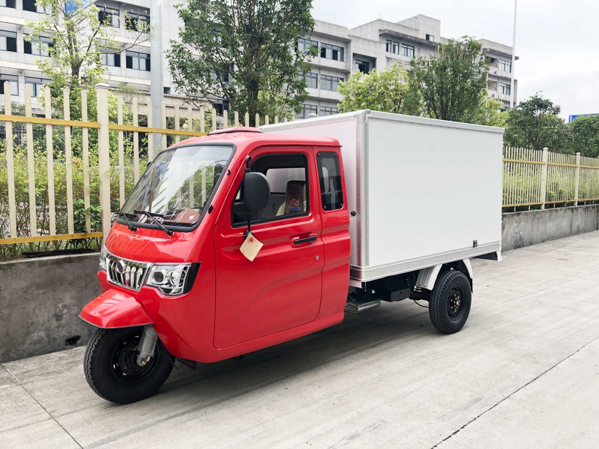 Max Red Body DAYANG 800cc Water Engine Three Wheel Cargo Tricycle Power Battery Cool