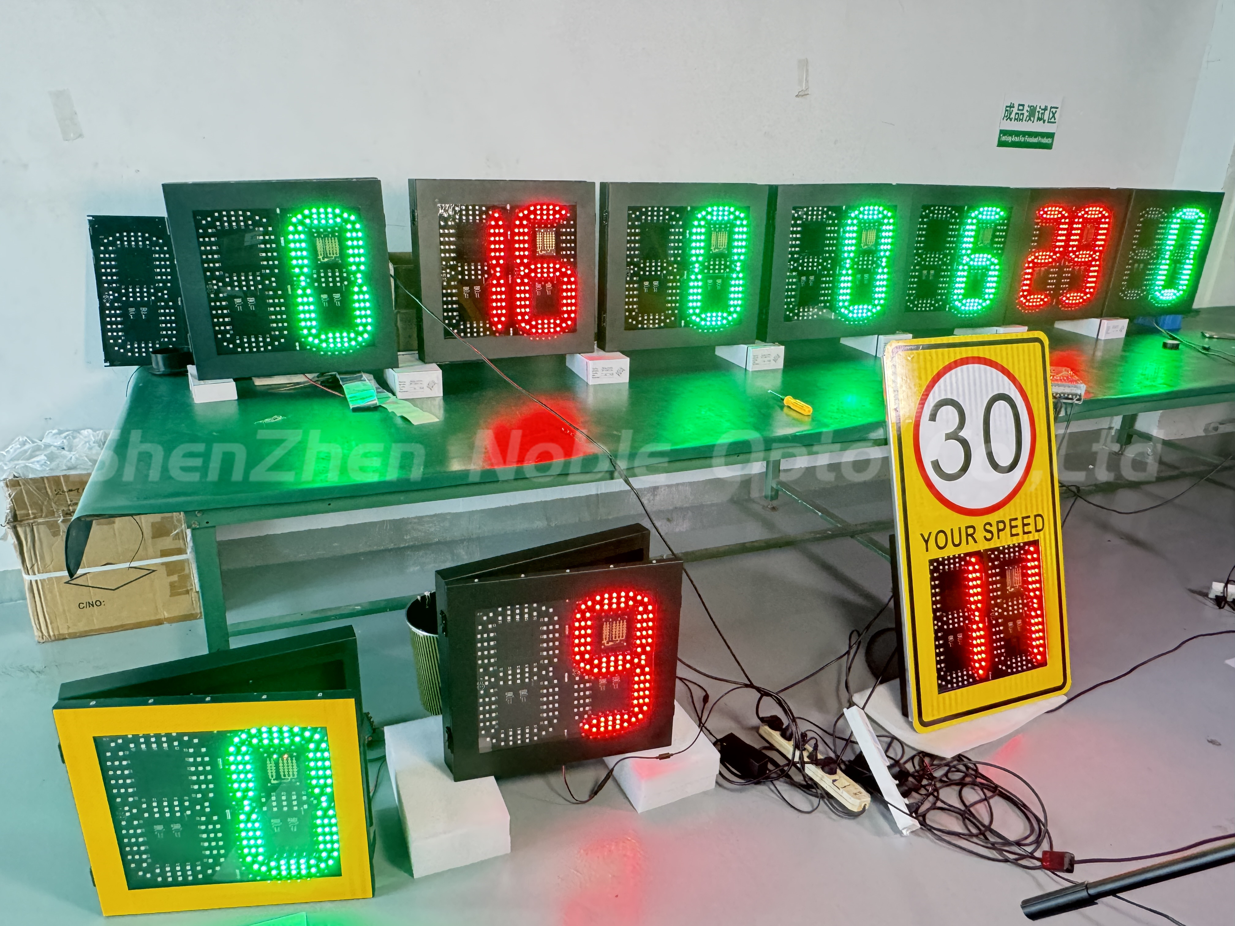 Iron Material Solar Traffic Speed Sign With Red Green Color Display