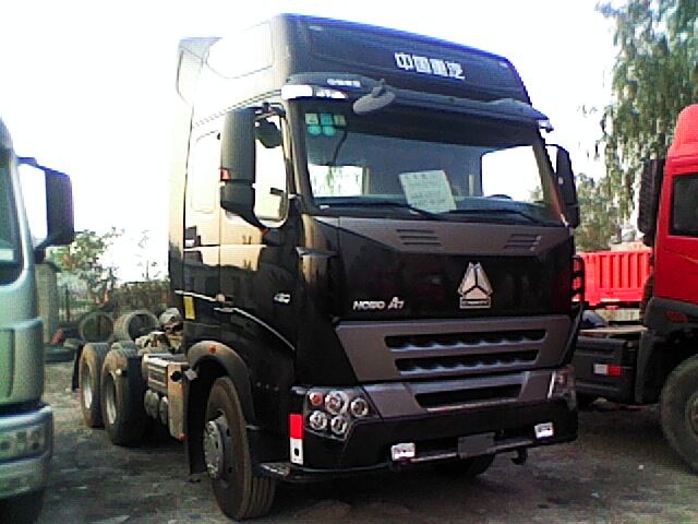 SINOTRUK HOWO Tractor truck / prime mover ZZ4257V3241V new design cabin powerful 420hp