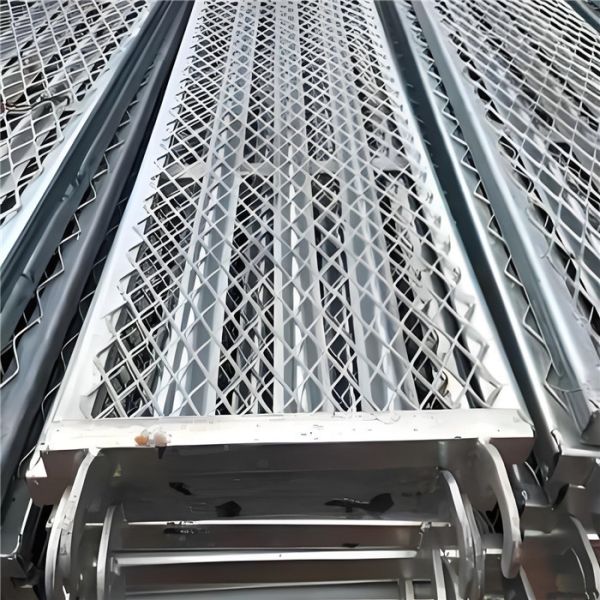 High-strength steel scaffolding plank with anti-slip surface and hot-dip galvanizing for durable construction walkways