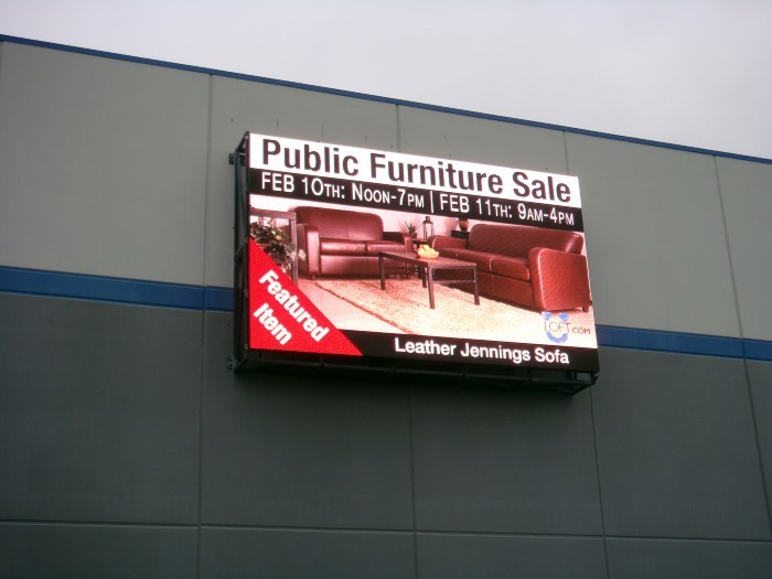 CE ROHS 7600nits Large Outdoor LED Screen 8mm Double Sided Led Display