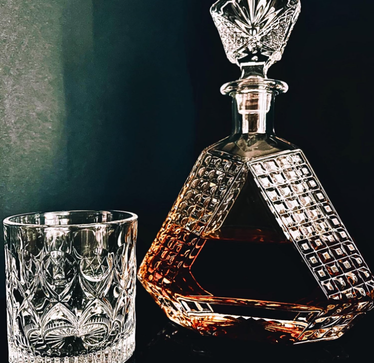 Clear Whiskey Decanter Glass Crystal Glass Liquor Bottle with Customized Bottle Color