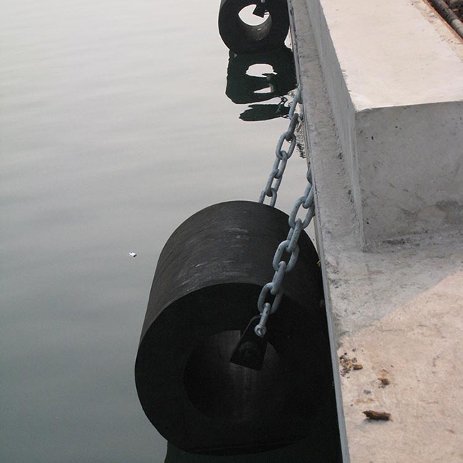 1900mm Versatile Cylindrical Rubber Fenders For Superior Protection Of Vessels