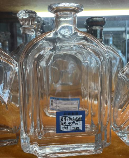 350ml 500ml 700ml 750ml Glass Bottle for Vodka Brandy Whiskey Sleek and Elegant