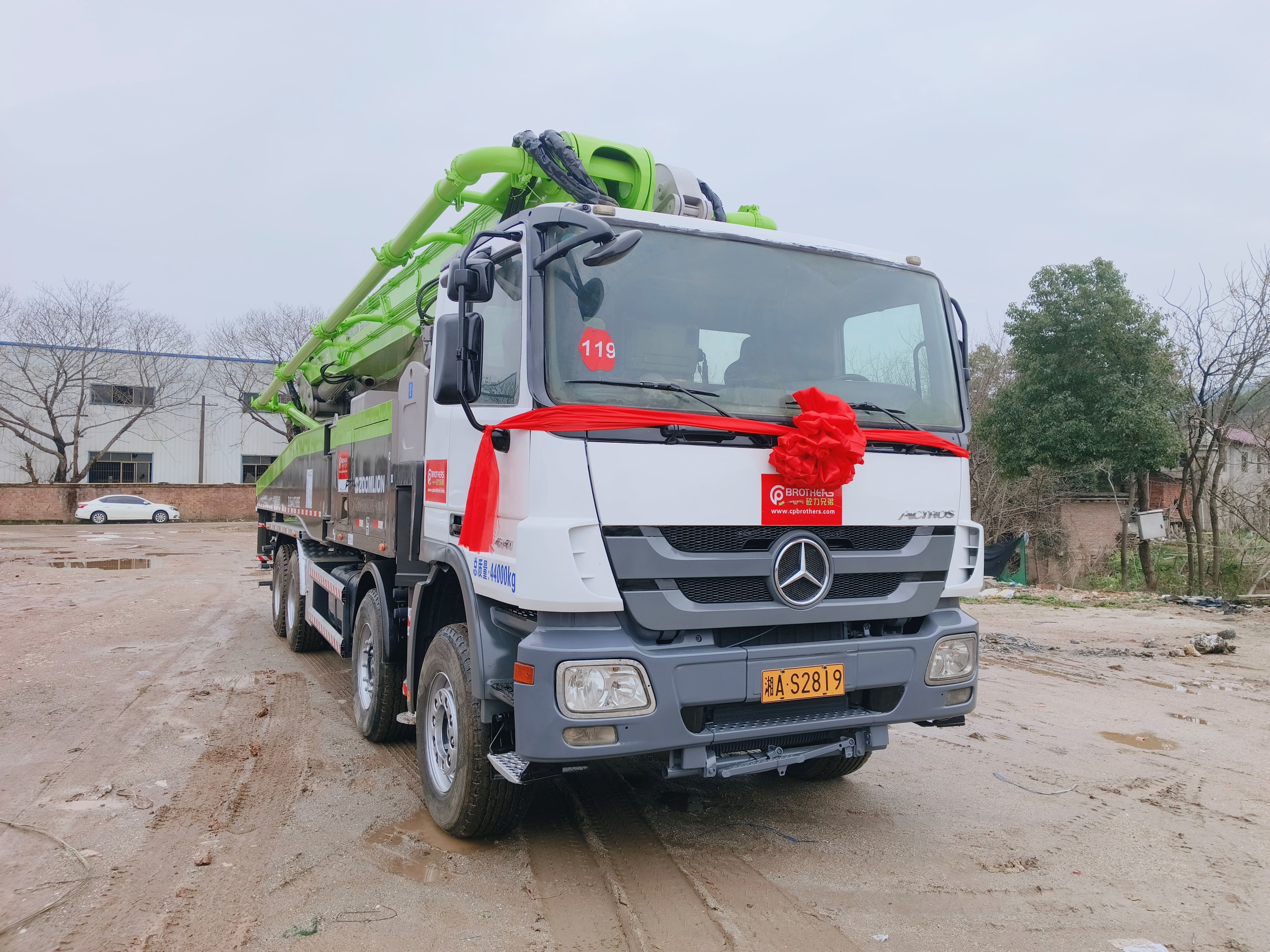 2013 Used Zoomlion ZLJ5440THBK 56m Concrete Pump Truck on Refurbished Mercedes-Benz Chassis