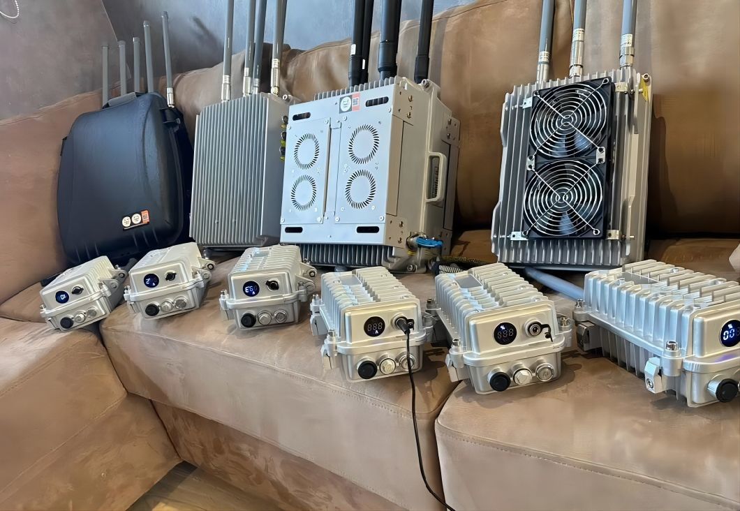 4 Bands 700MHz-1100MHz Anti Fpv Suppressor System Counter Drones Jammer Defense System