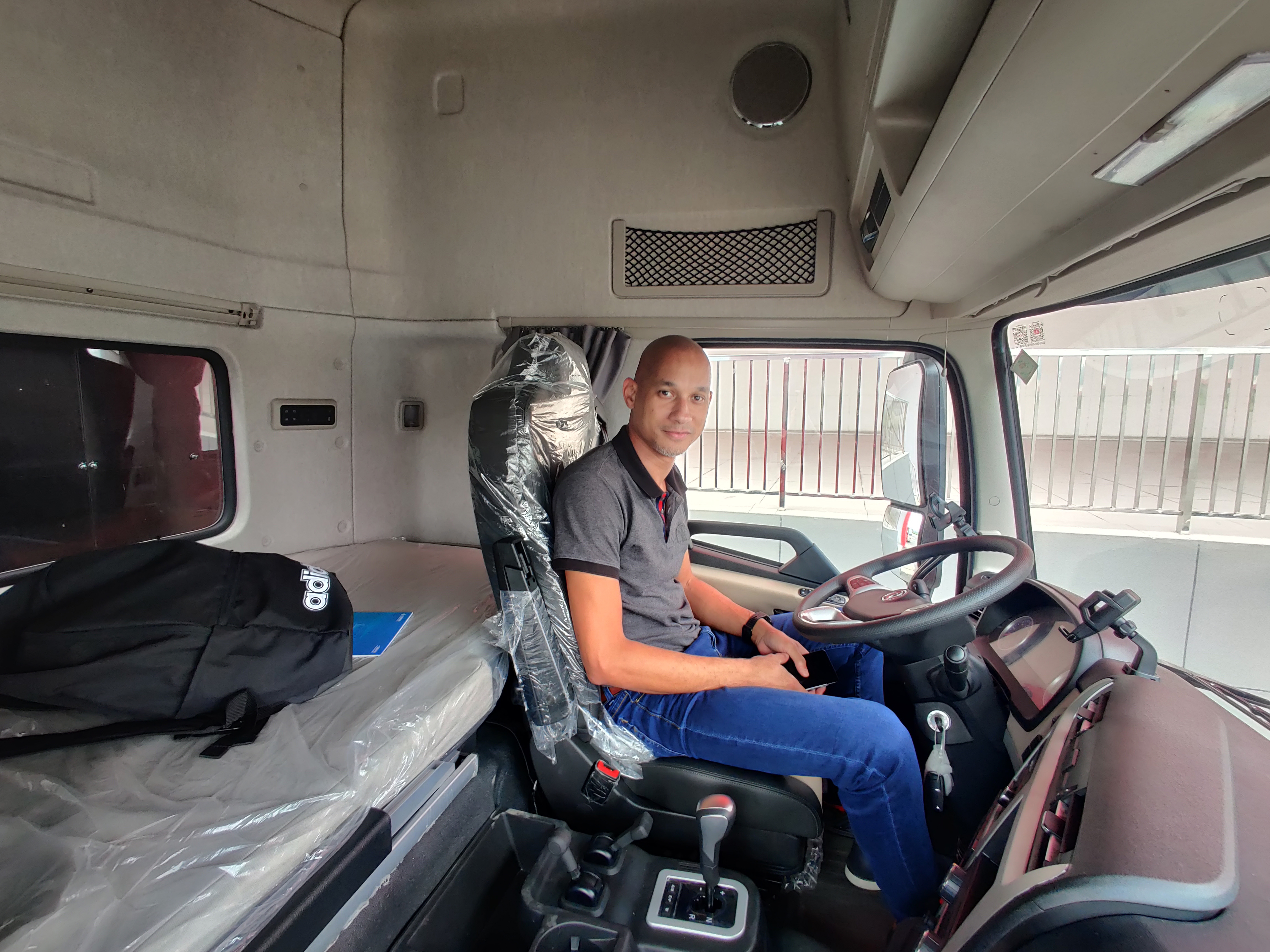Optional Size Awd Chassis Trucks LHD/Rhd Diesel Double Cab 6X6 Cargo Truck Chassis Sales Round Shape