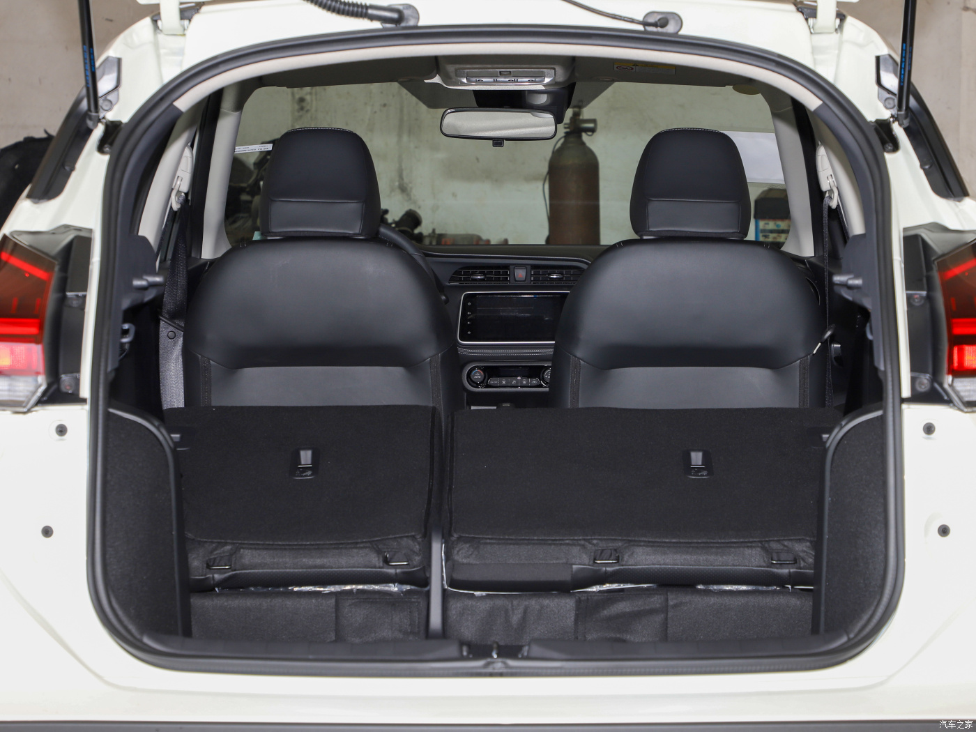 TPMS and Normal Steering Wheel Equipped Nissan KICKS 1.5L CVT 5 Seat Small SUV for Fast Speed Driving