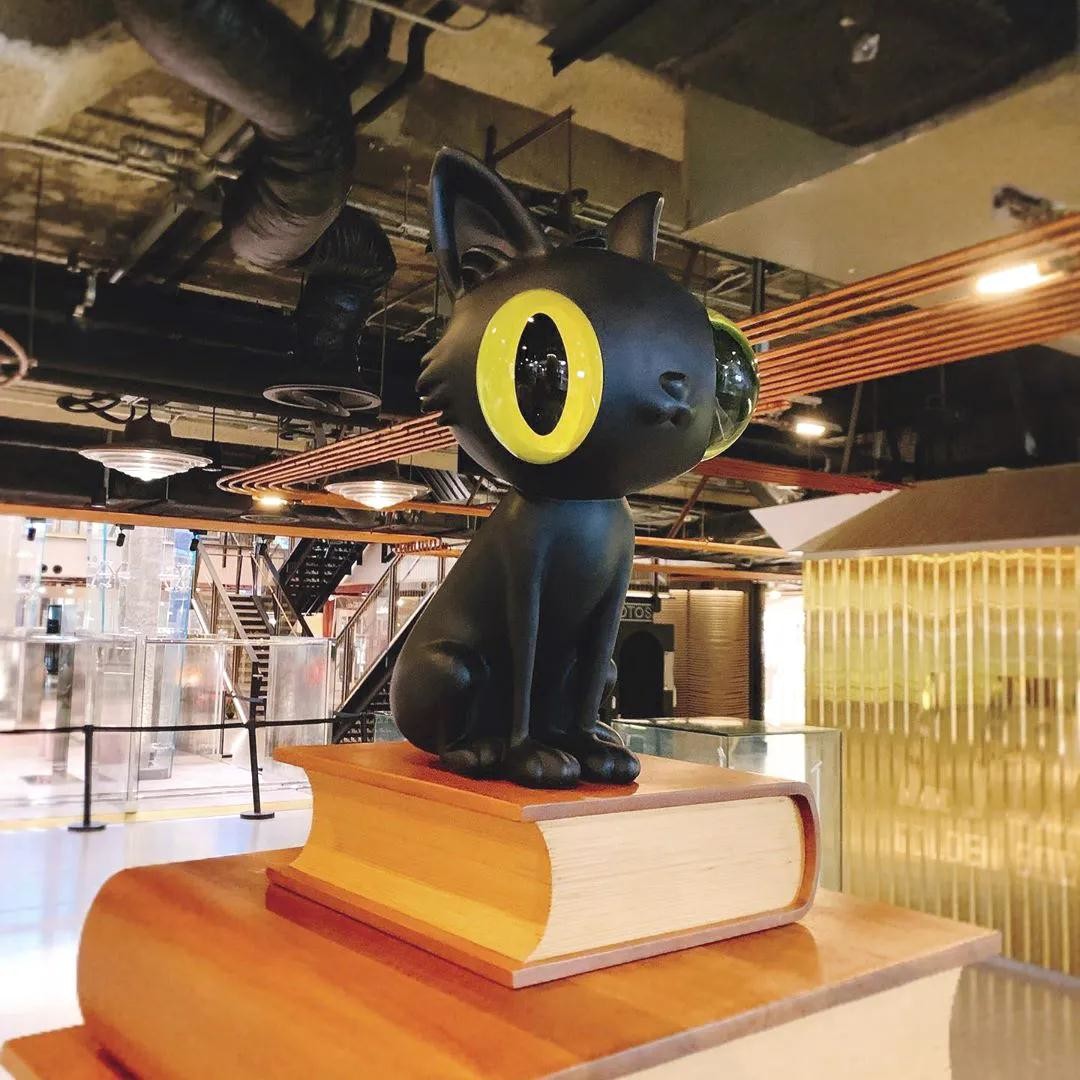 Fadeless Wooden Cat Sculptures Statues With Black And Yellow Color