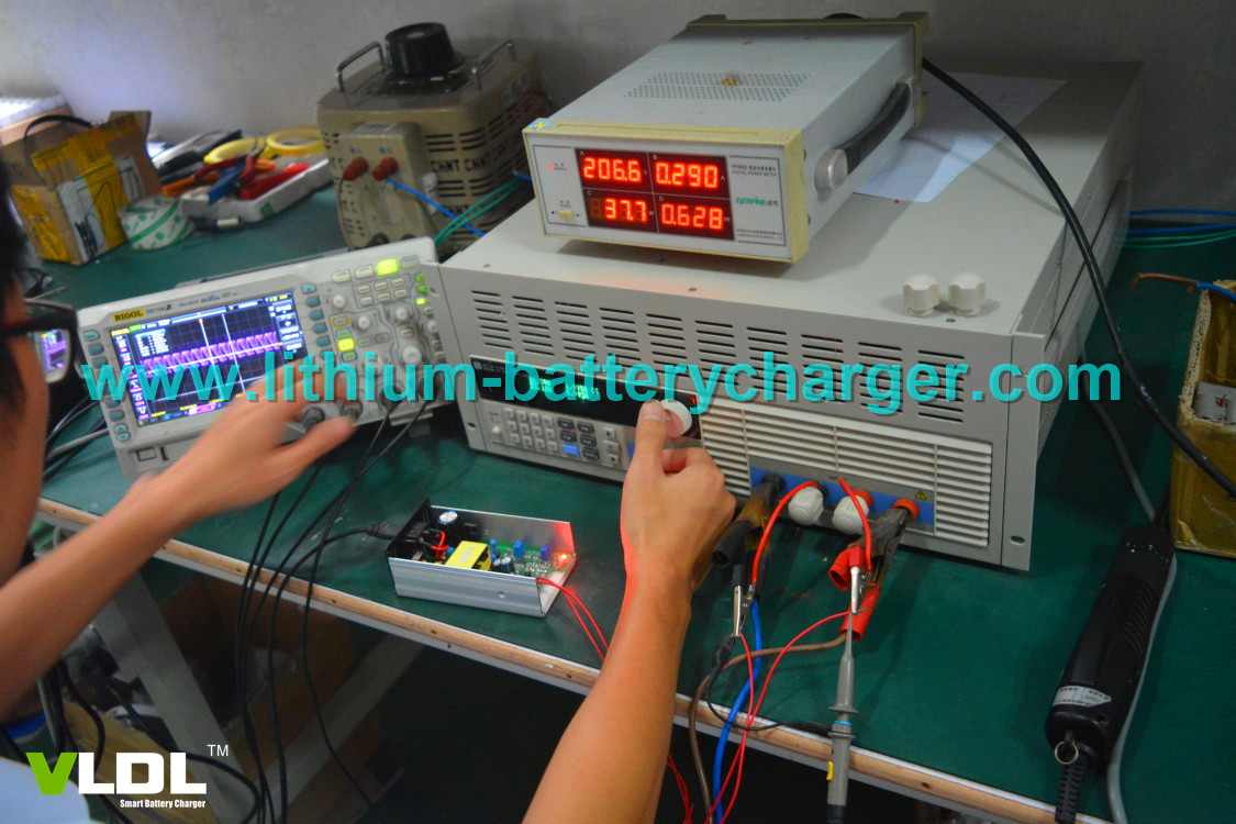 New 600W 18A 24V Smart Battery Charger High Power Output For Li Ion Battery Pack