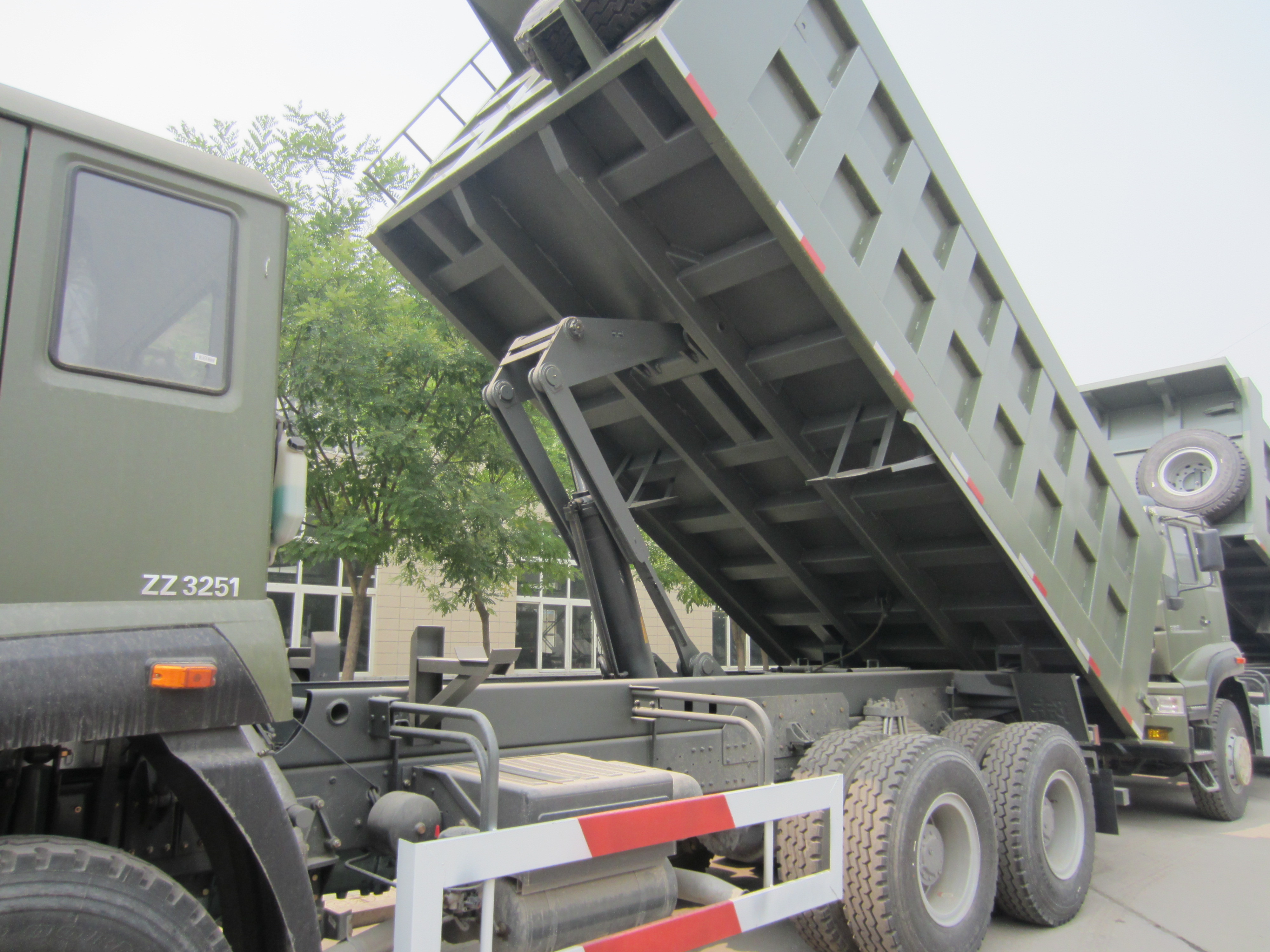 SINOTRUCK 19CBM DUMP TRUCK / Dumper Lorry horse to load 30 tons use in mine site