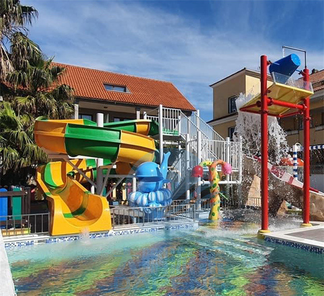 Fiberglass Water Splash Pad 5m Height Water Park Bucket Dump Cluster For Spray Zone