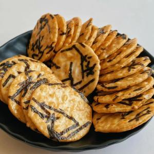 Wholesale Hot Sale Seaweed Biscuits Japanese Snacks Round Rice Cake Crisp Rice Crackers Grain Snack from china suppliers