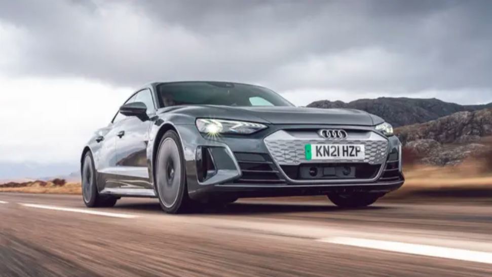 a low, long, wide and lean looking four-door car at 2023Audi e-Tron GT pure Electric Car 673hp 480km New energy vehicle
