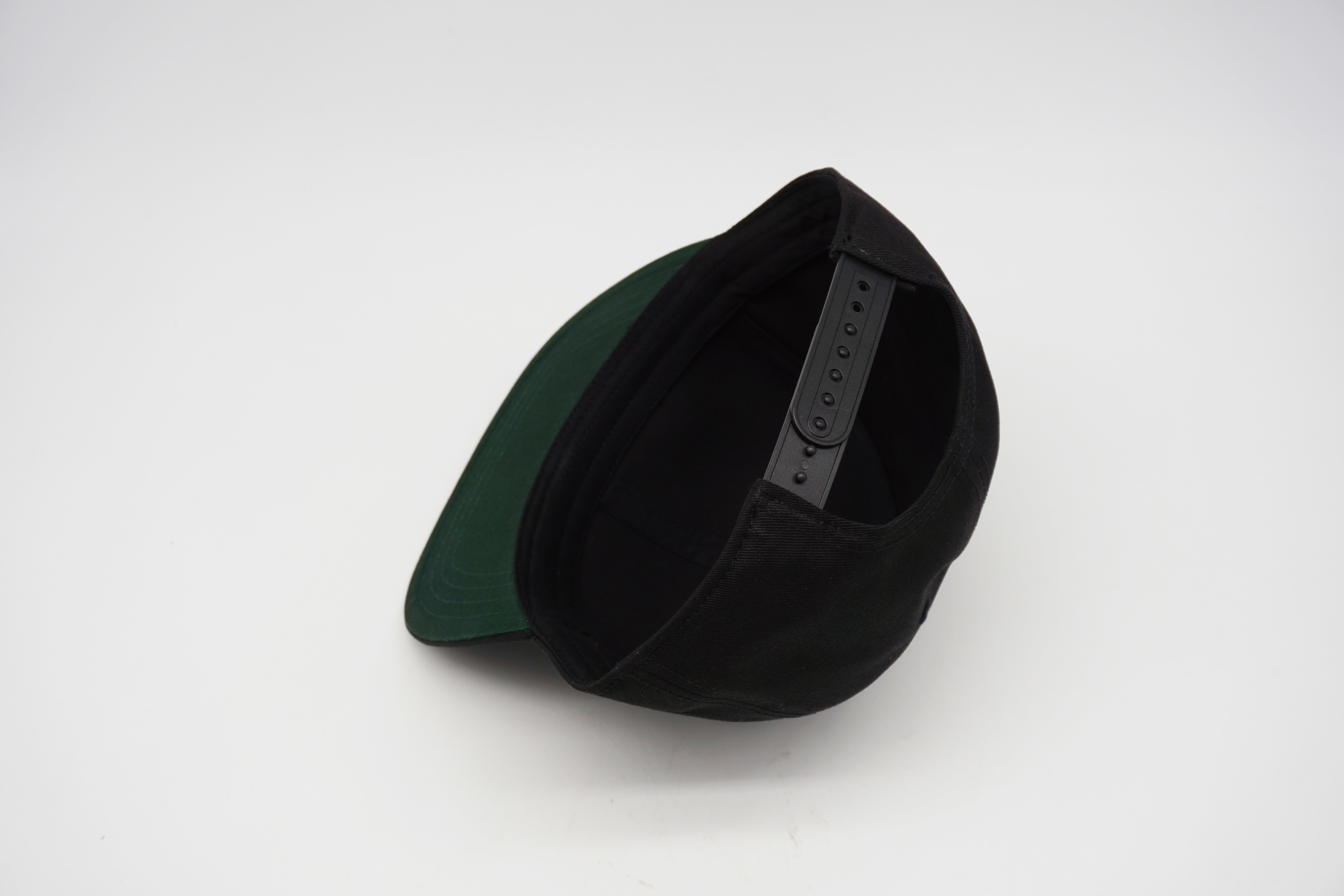 Unisex Flat Brim Snapback Cap Embossed Pattern Plastic Buckle ODM