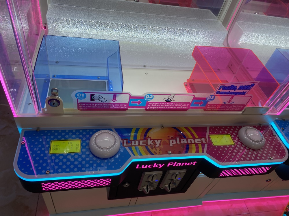 Playfun Coin Operated 2 Players Probability Controllable Lucky Planet Clip Prize Clamp Snacks Gift Vending Game Claw Machine