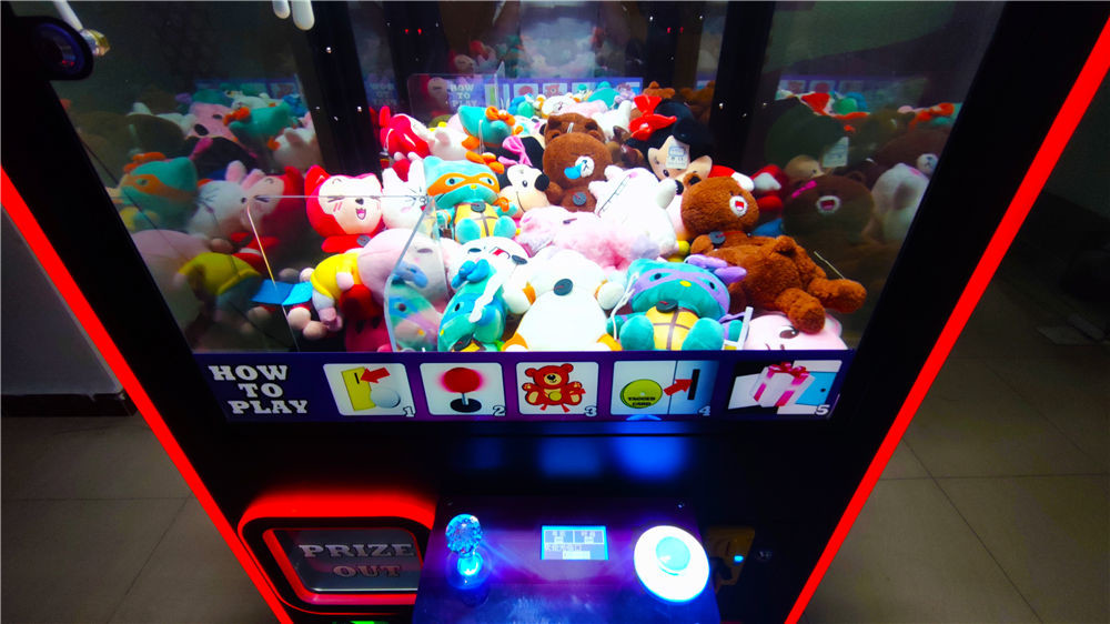 Gift Vending Smart Claw Machine , Prize Crane Machine For Commercial Street