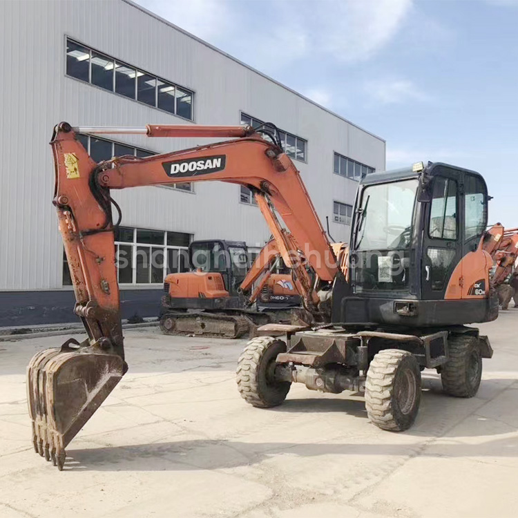 Used Construction Machinery Rubber Wheel Excavator Doosan DX60W 5700kg Machine Weight