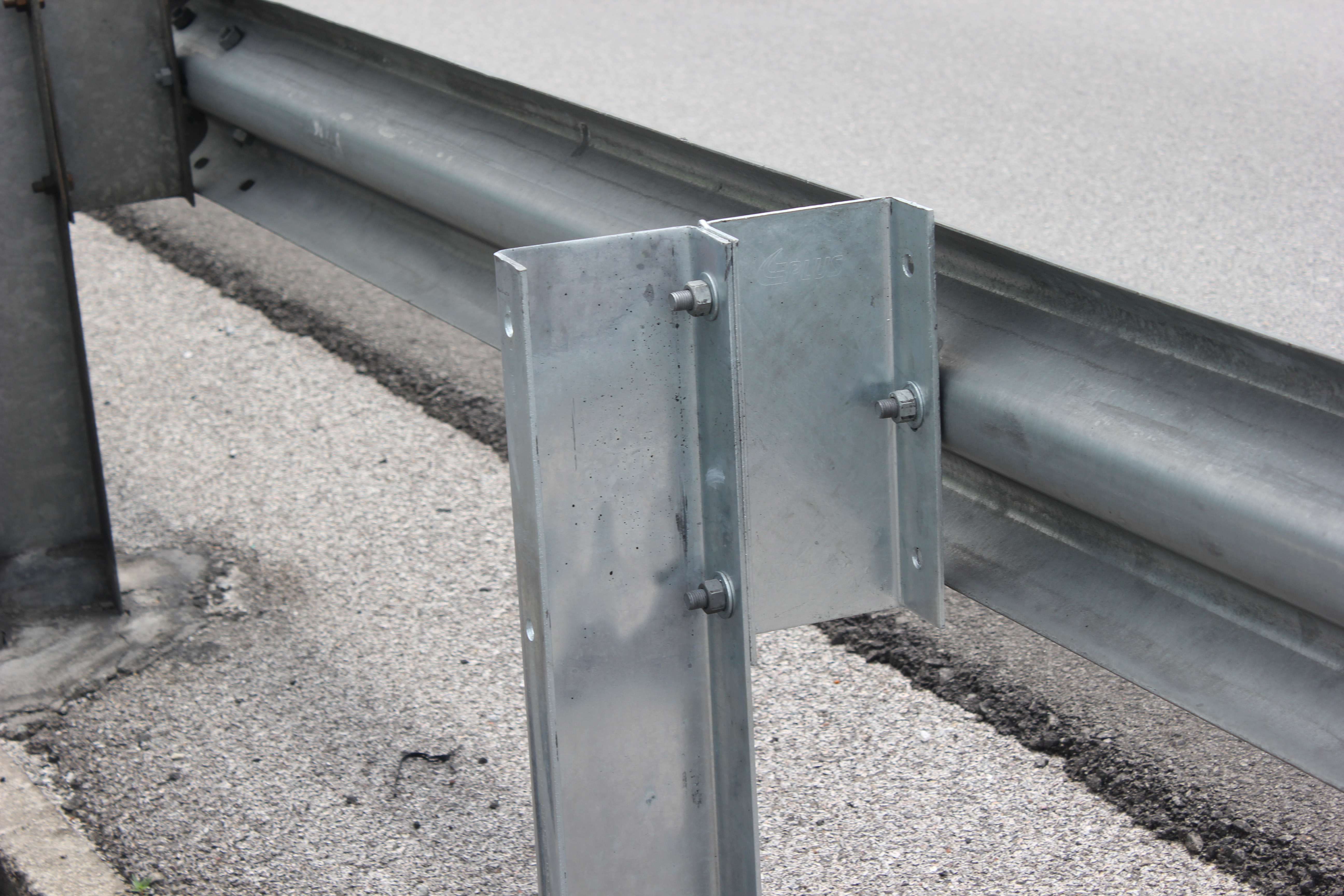 Hot Dip Galvanized Steel AASHTO-M180 W beam Highway Guardrail for Customized Projects