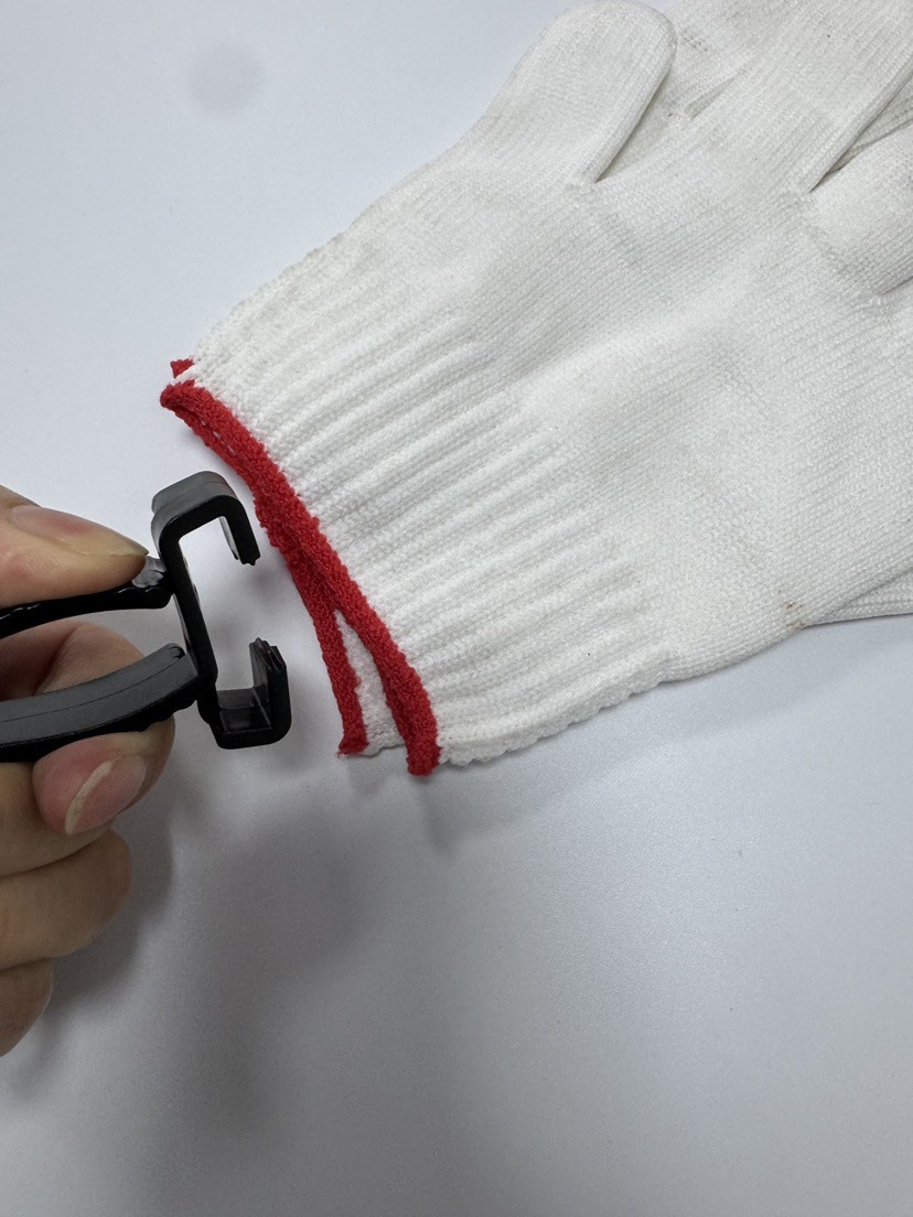 Custom POM Plastic Aluminum Alloy Safety Work Gloves Anti Lost Non Slip Hook Fixing Holder Clips