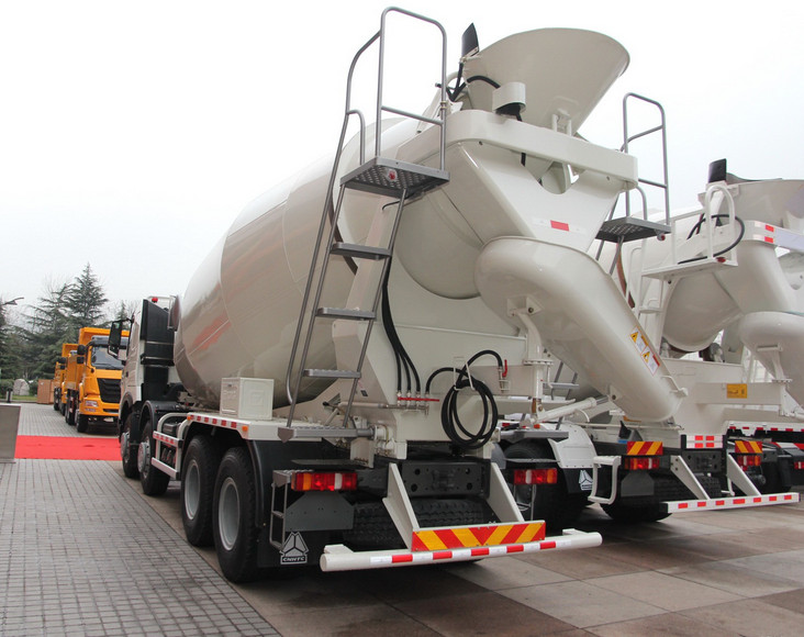 Self Loading Concrete Mixer Truck 4x2 6x4 8x4 With Eton Mixer Pump