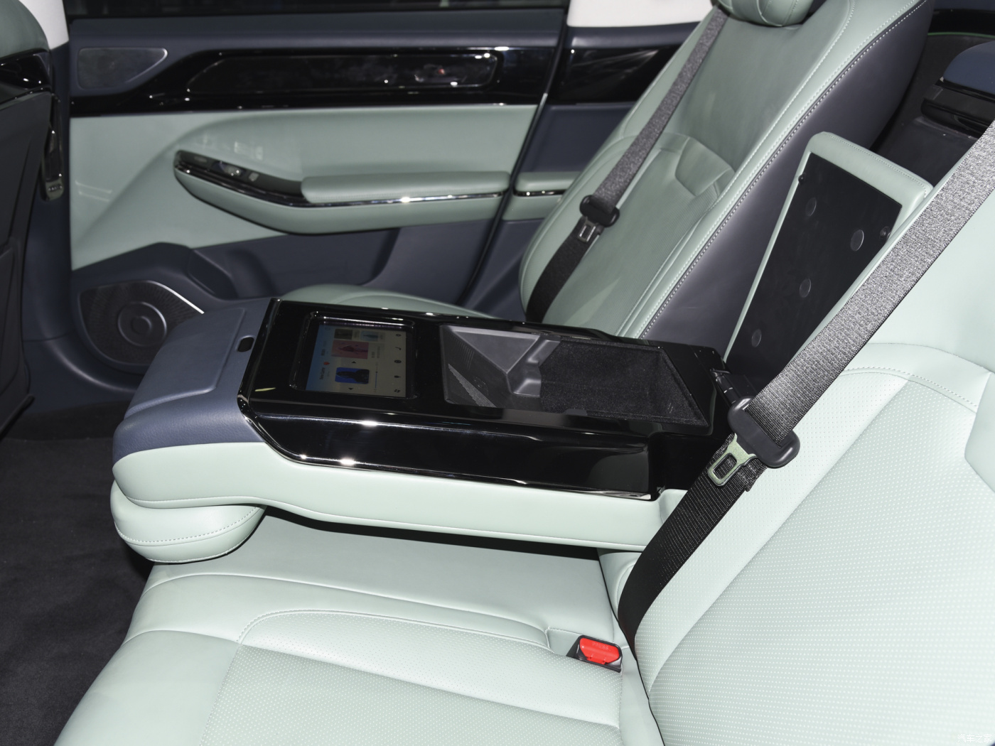 2024 BYD 4DW Big Sedan with 1020KM 5 Seat Energy Vehicle B.H.D Y6 Electric Car Charging time H 0.5 Max Speed 205Km/h