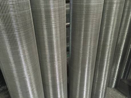 Welded wire mesh with 1 * 1 inch opening used for medium birds aviary.