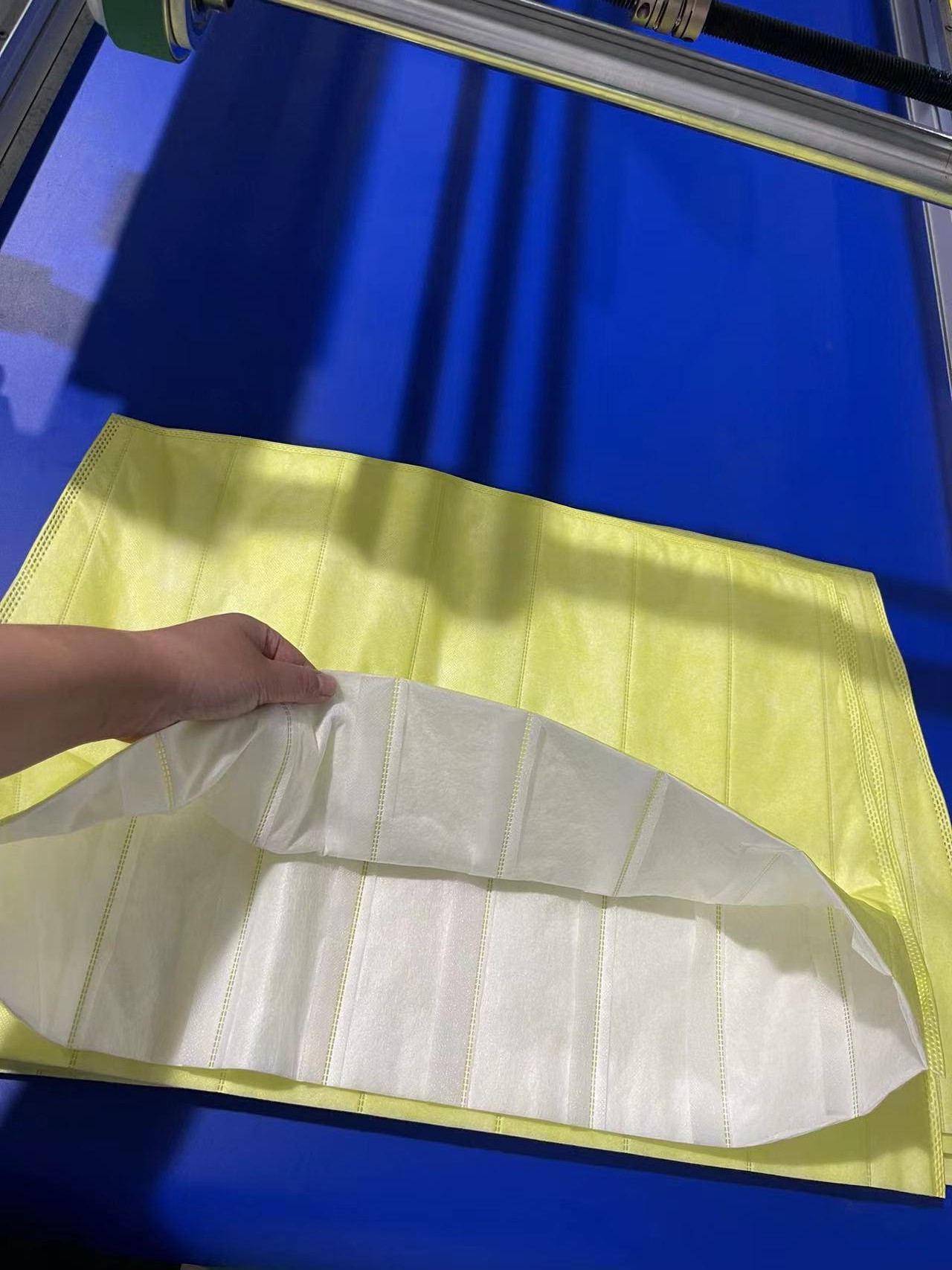 Simple Operation Fully Automatic Airflow Filtering Bag-making Machine.