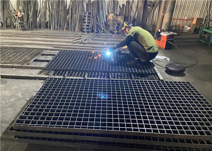 Q235 Low Carbon Steel Walkway Grating Serrated Type For Stair Tread 25*5mm