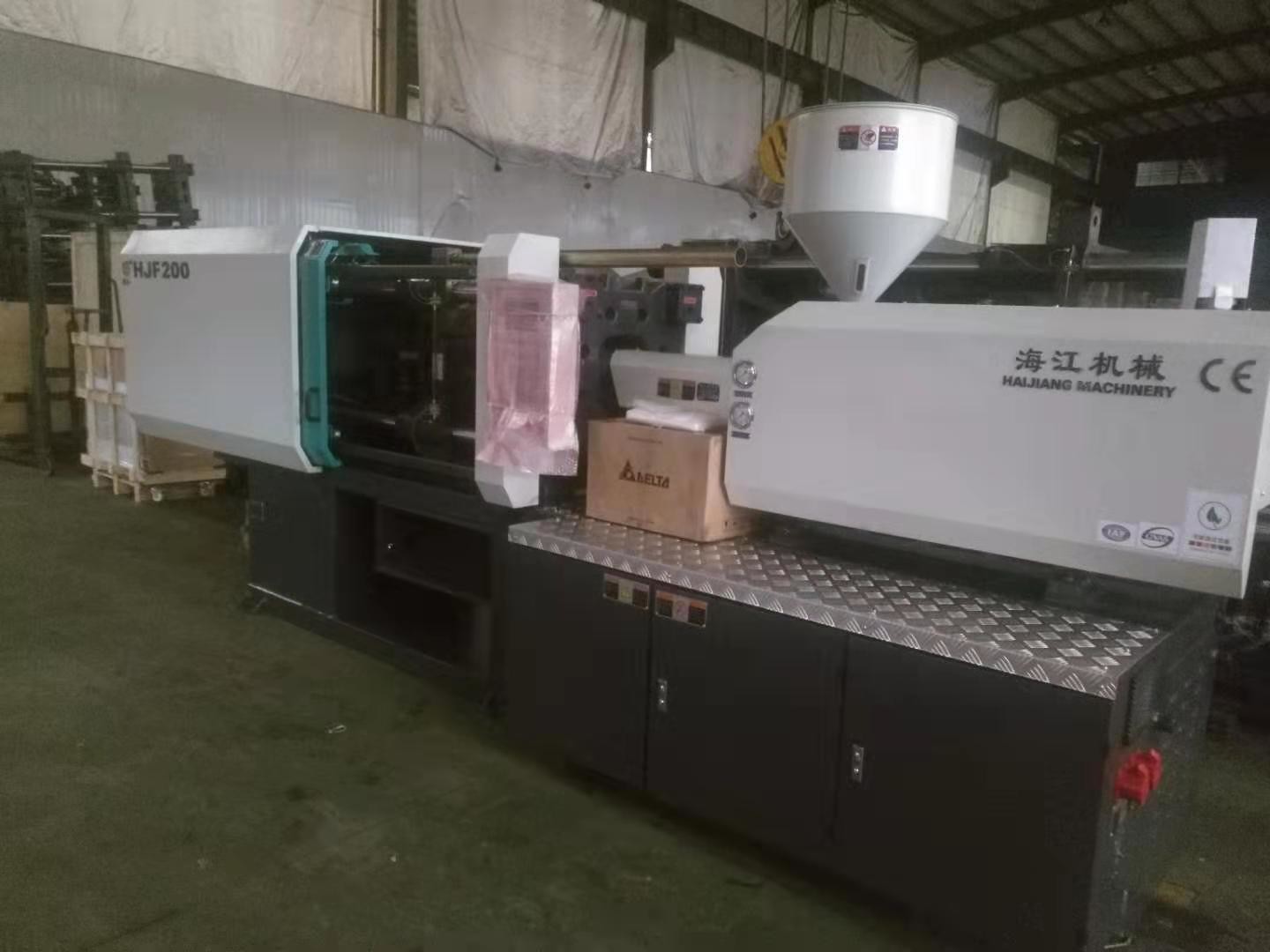 Efficient Clamping Force Of 100-300 Ton Plastic Chair Injection Moulding Machine Voltage Of 220V/380V