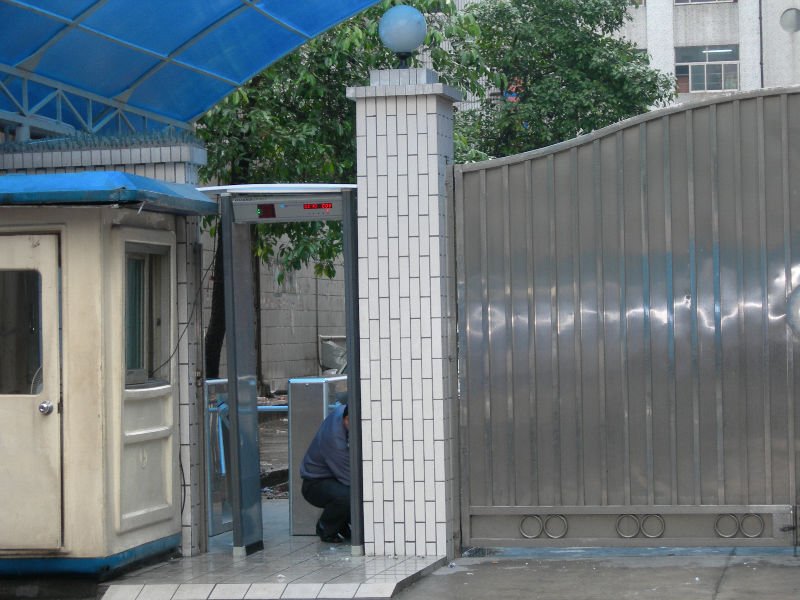 2022 best-selling models walk-through metal detector door 6 zones 99 sensitivity can be adjusted to customize the plug