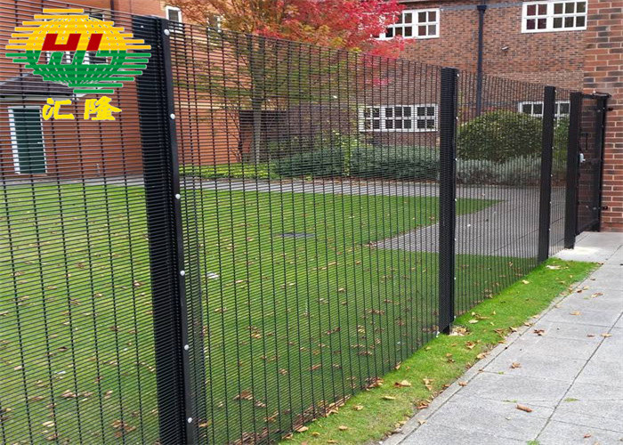 4.0mm / 8 Gauge Wire Diameter Welded Mesh Fence Pvc Coated 358 square post