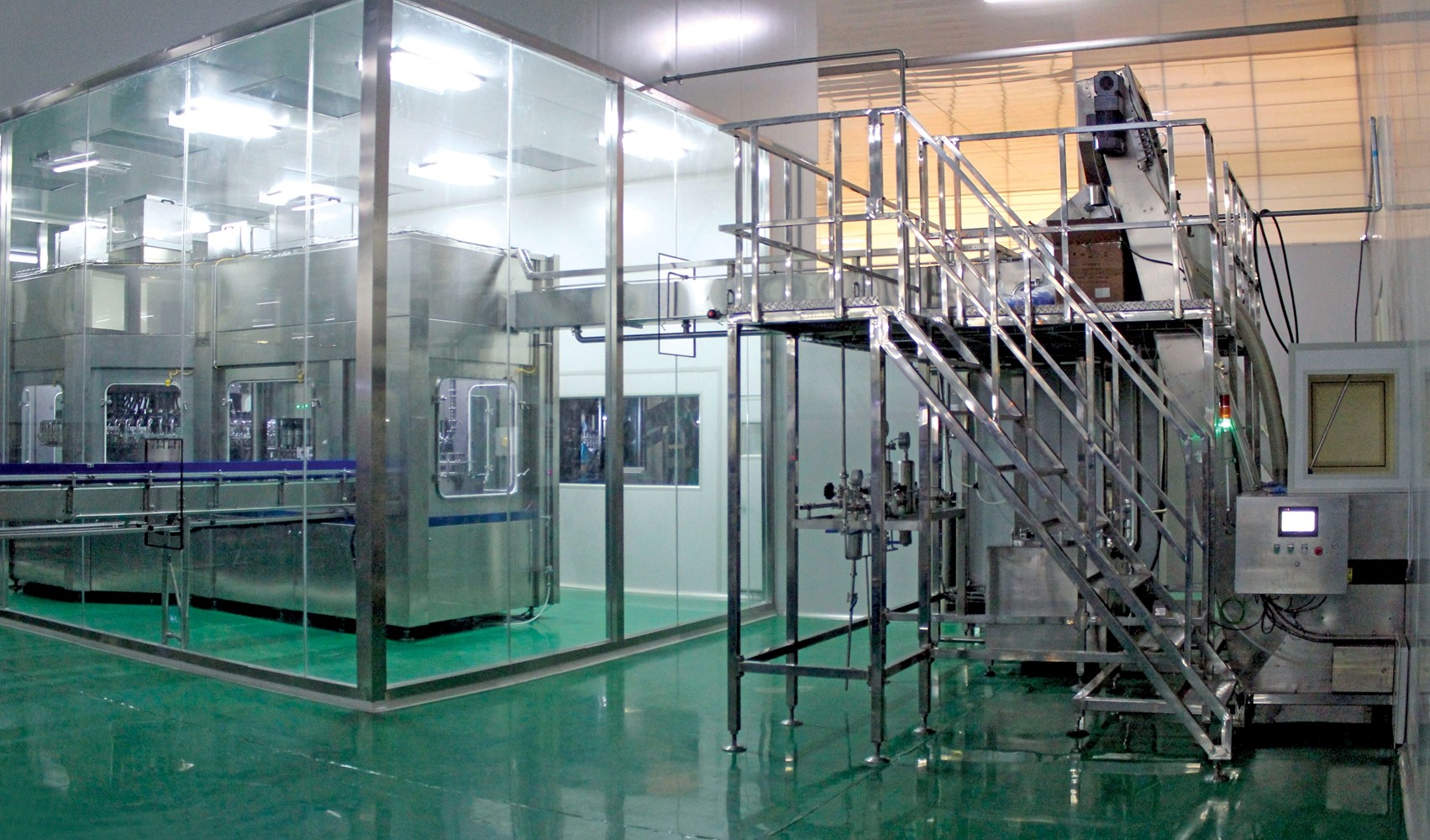 Cip System 18000bph 200ml Pet Bottle Water Filling Machine
