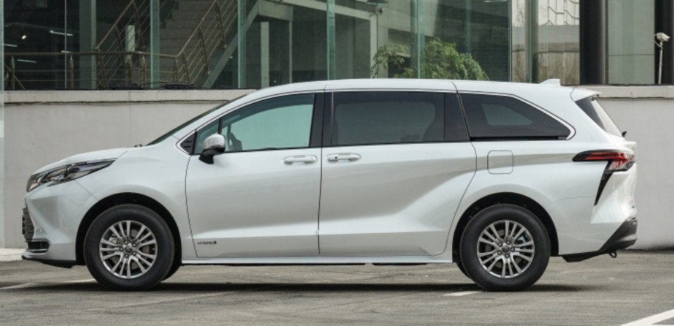 TOYOTA Sienna 2023 2.5L Hybrid Shushi version 5 Door 7seats Medium large MPV