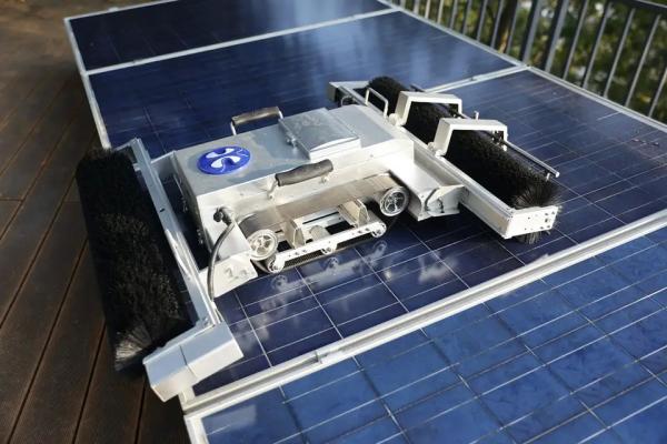 Photovoltaic Cleaning Solar Panels Robot With 9 Hours Battery Work At Night 585
