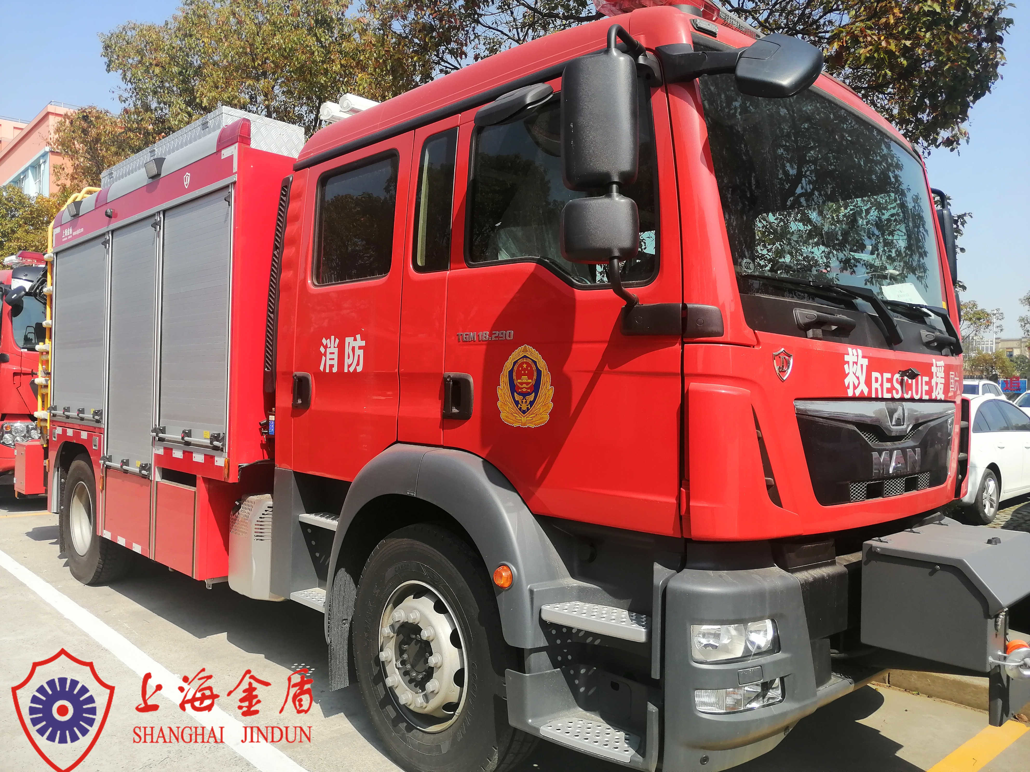 290HP 6 Seats Emergency Rescue Vehicle With 100 Set Fire And Rescue Equipment
