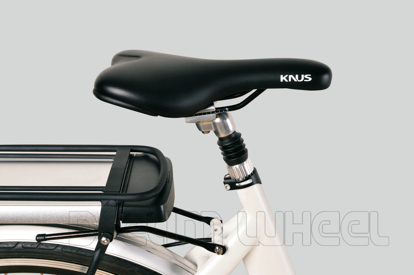 White 36V 250W Electric Urban Bike , 700C Electric Town Bikes Middle Motor