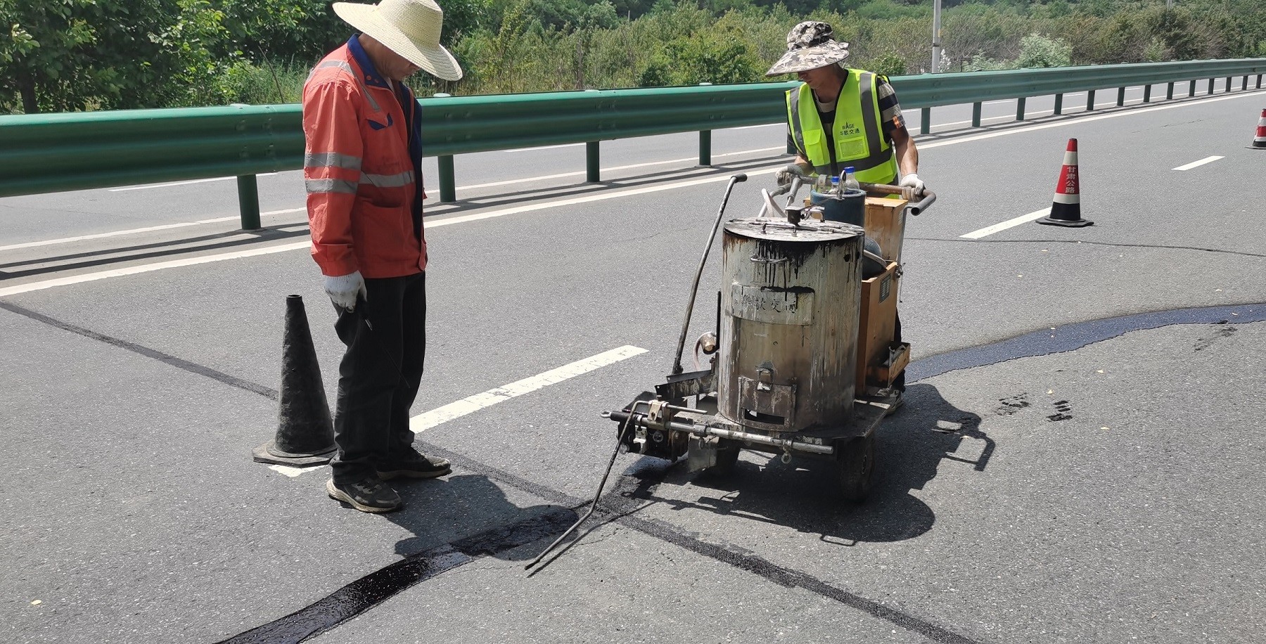 Thermoplastic Asphalt Patch Material For Crack Repairing