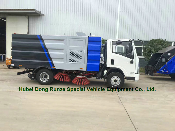 ISUZU Good Quality Road Cleaning Sweeper with cleaning brushes and water spraying 