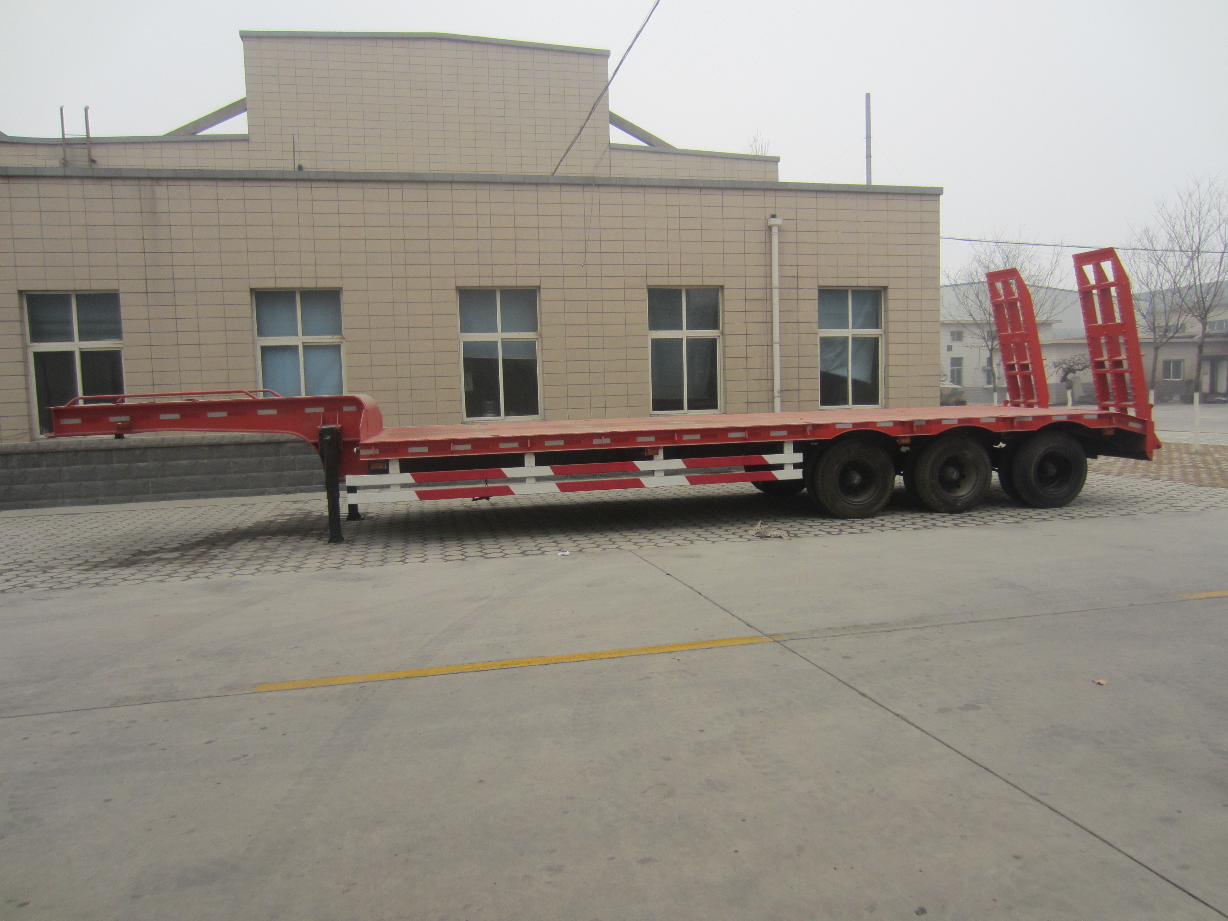 Durable 3 Axles Lowbed Semi Trailer LED Lamps For Bulk Cargo Customized